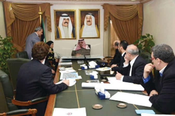 الفريق مثابت المهنا يستمع الى شرح عن المشروع من الحضور خلال اللقاء