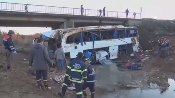 بالفيديو.. 6 لاجئين يلقون مصرعهم بحادث تصادم غرب تركيا