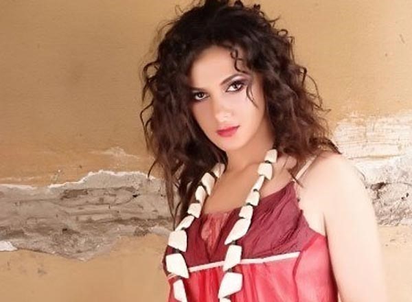 وصلة غزل بين دنيا سمير غانم وزوجها عبر «تويتر»