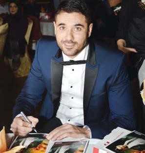 النجم احمد عز يوقع على صورته	انور الكندري - شانافاس قاسم﻿