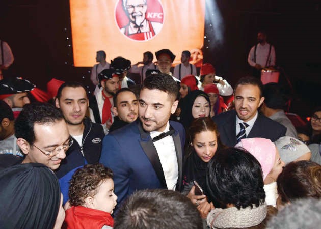 احمد عز محاطا بالمعجبين﻿