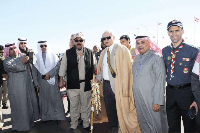 الوزير د بدر العيسى مع الحضور في المخيم الكشفي ﻿