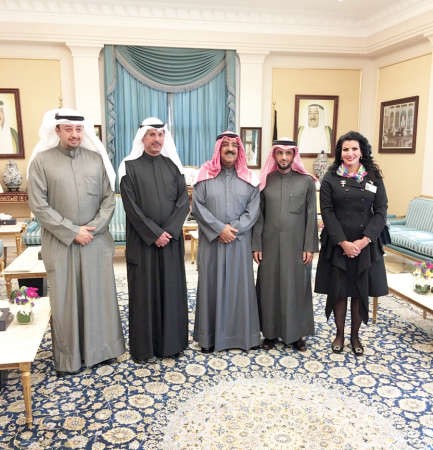 الشيخ مشعل الاحمد مستقبلا وفد التطبيقي ﻿