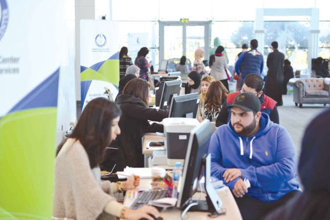 الطلبة خلال عملية التسجيل ﻿