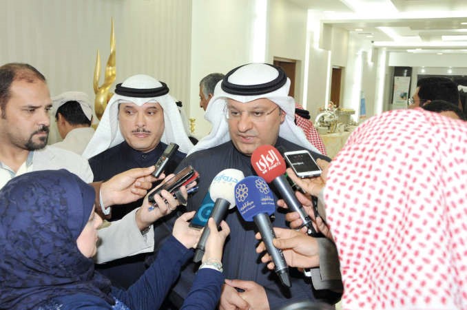 د علي العبيدي متحدثا الى الصحافيين﻿
