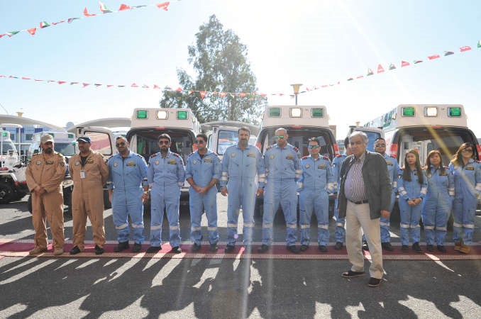 عدد من العاملين في الطوارئ الطبية﻿