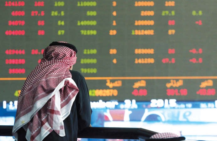 البورصة الكويتية خسرت منذ بدايه 2016 اكثر من مليار دينار في موجة خسائر هي الاكبر منذ اعوام وفي الاطار متداول في البورصة مودعا اخر ايام العام 2015افب ﻿