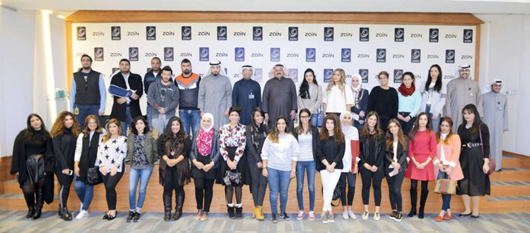 موظفو زين مع طلبة الجامعة الامريكية