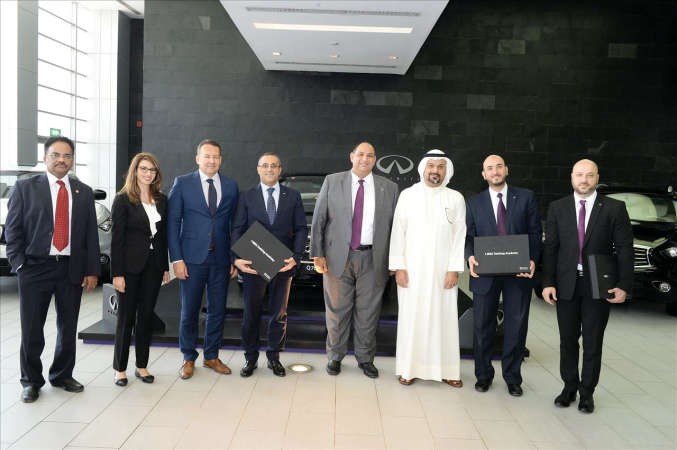 اعضاء الادارة العليا لمجموعة البابطين في صورة تذكارية مع الموظفين الحاصلين على الشهادات المعتمدة من انفينيتي﻿