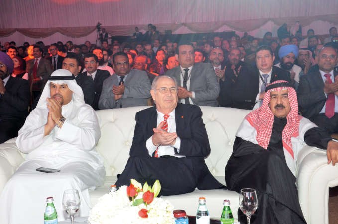 من اليمين مساعد بدر الساير وبول رينولدز وبدر فيصل الساير﻿