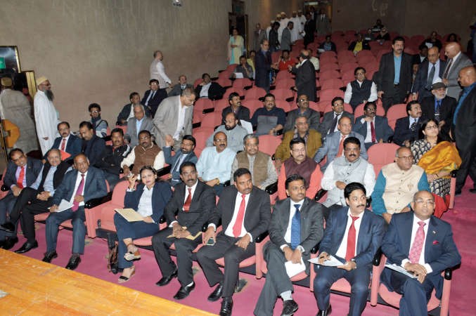 بعض ابناء الجالية الهندية خلال اللقاء انور الكندري 