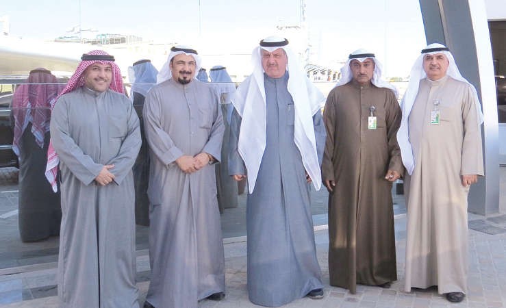 الوزير عيسى الكندري مع مسؤولي الادارة العامة للطيران المدني