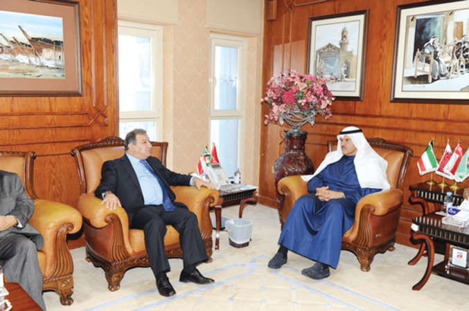 الشيخ سلمان الحمود مستقبلا نقيب الصحافيين اللبنانيين عوني الكعكي والوفد المرافق له﻿