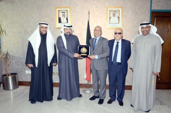 الشيخ يوسف العبدالله خلال لقائه داسماعيل عبدالغفار ﻿