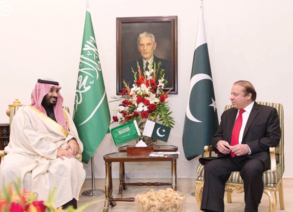 صاحب السمو الملكي الامير محمد بن سلمان ولي ولي العهد النائب الثاني لرئيس مجلس الوزراء وزير الدفاع السعودي خلال لقائه رئيس الوزرءا الباكستاني نواز شريف في اسلام اباد امس واس
