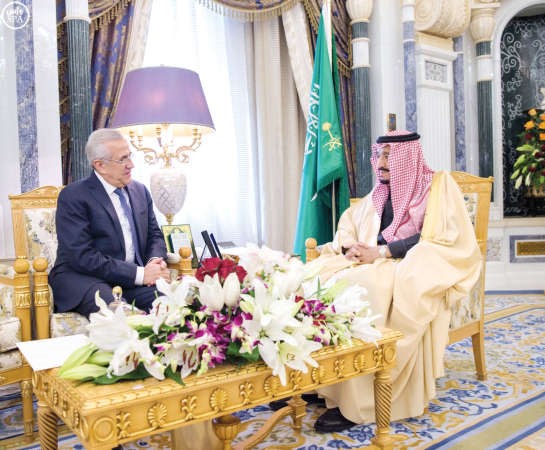 خادم الحرمين الشريفين الملك سلمان بن عبدالعزيز مستقبلا الرئيس اللبناني السابق ميشال سليمان امس	واس﻿