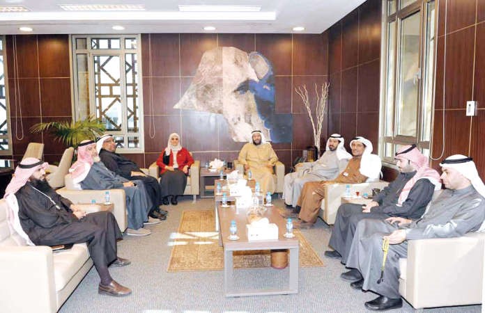دابراهيم الصالح مع مسؤولي الحملة الاغاثية