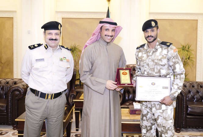 الرئيس مرزوق الغانم مكرما الرائد بدر المطوع بحضورالامين العام المساعد لشؤون حرس المجلس اللواء خالد الوقيت﻿