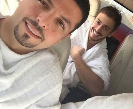 بالصور.. سعد المجرد يؤدي مناسك العمرة
