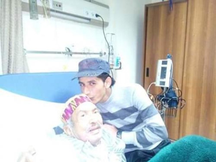 آخر صورة للفنان حمدي أحمد على سرير المرض قبل وفاته 