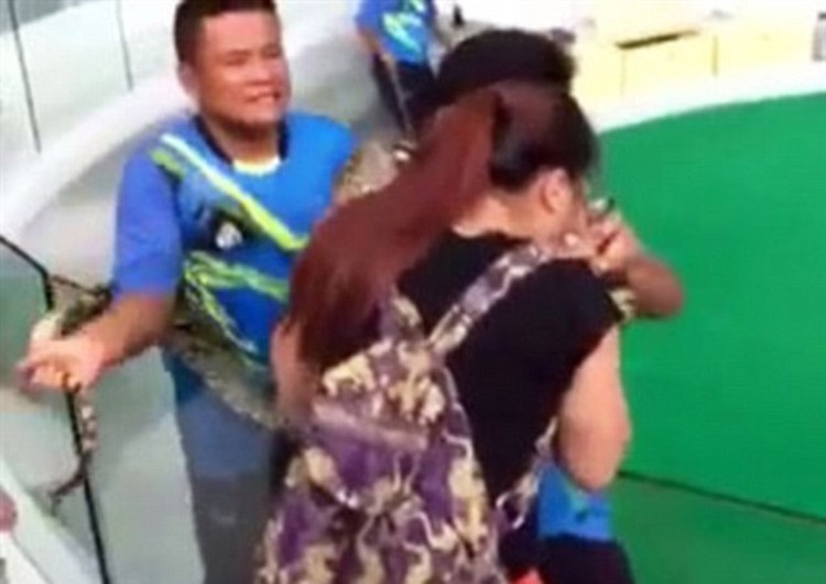بالفيديو والصور.. شاهد ماذا فعل ثعبان مع سائحة حاولت تقبيله