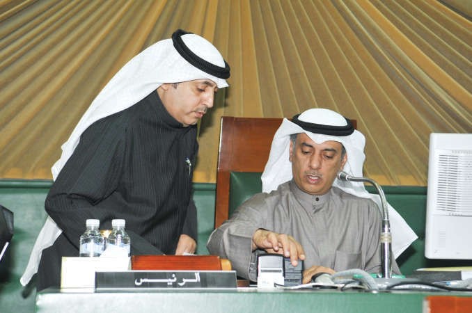 مهلهل الخالد ويوسف الغريب خلال الجلسة ﻿