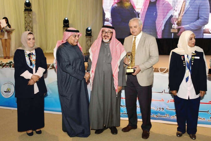 مستشار الادارة العامة الزميل يوسف عبدالرحمن يتسلم تكريم الانباء من الوزير العيسى ﻿
