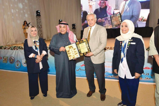 فيصل مقصيد يسلم درعا تكريمية الى الوزير العيسى ﻿