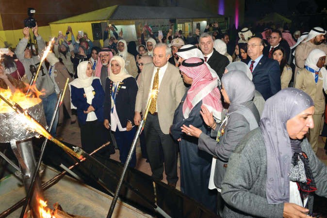 الوزير العيسى يشارك في ايقاد شعلة المخيم ﻿
