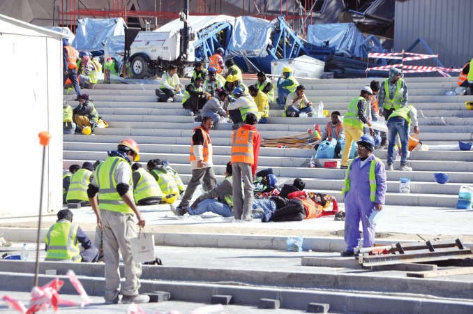 مجموعة من العمال خلال تنفيذ الاعمال﻿