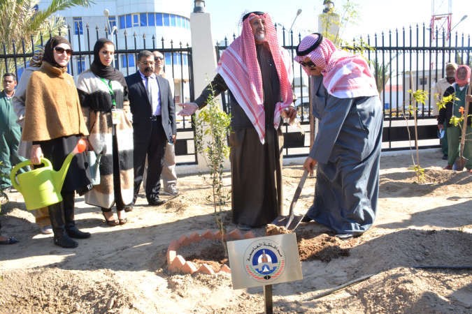 الفريق ثابت المهنا يغرس شجرة محافظة العاصمة