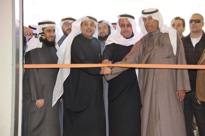 يعقوب الصانع خلال افتتاح دار القران في مركز عبدالعزيز الزاحم ويبدو مفريد عمادي