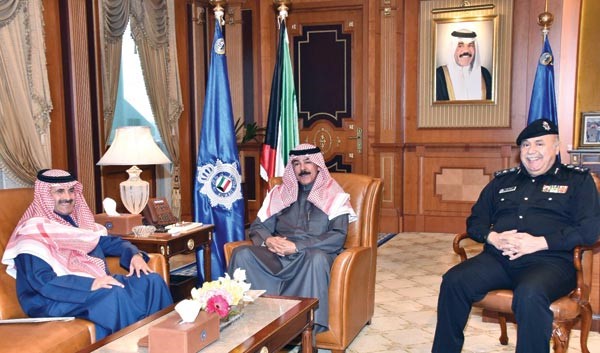 الشيخ محمد الخالد لدى استقباله الشيخ مبارك الدعيج ويبدو الفريق سليمان الفهد
