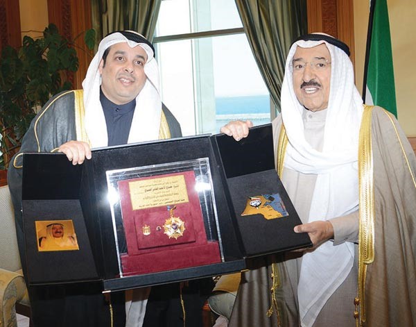 صاحب السمو الامير الشيخ صباح الاحمد ويعقوب الصانع مع وسام العلوم والفنون الذي تسلمه الصانع من الرئيس المصري مؤخرا