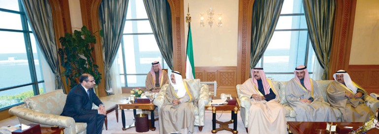 صاحب السمو الامير الشيخ صباح الاحمد مستقبلا دسليم الجبوري بحضور سمو ولي العهد الشيخ نواف الاحمد ورئيس مجلس الامة مرزوق الغانم ومحمد شرار﻿