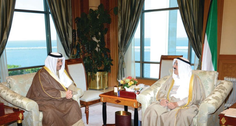 صاحب السمو الامير الشيخ صباح الاحمد مستقبلا سمو الشيخ جابر المبارك﻿