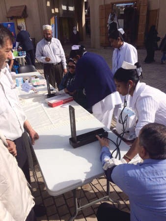 جانب من اجراء الفحوصات الطبية في سوق المباركية 