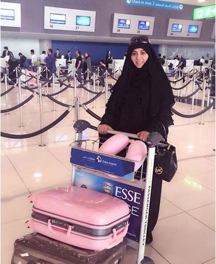 بالفيديو.. مريم حسين تبكي وتتوسل لسارق حقيبة والدتها