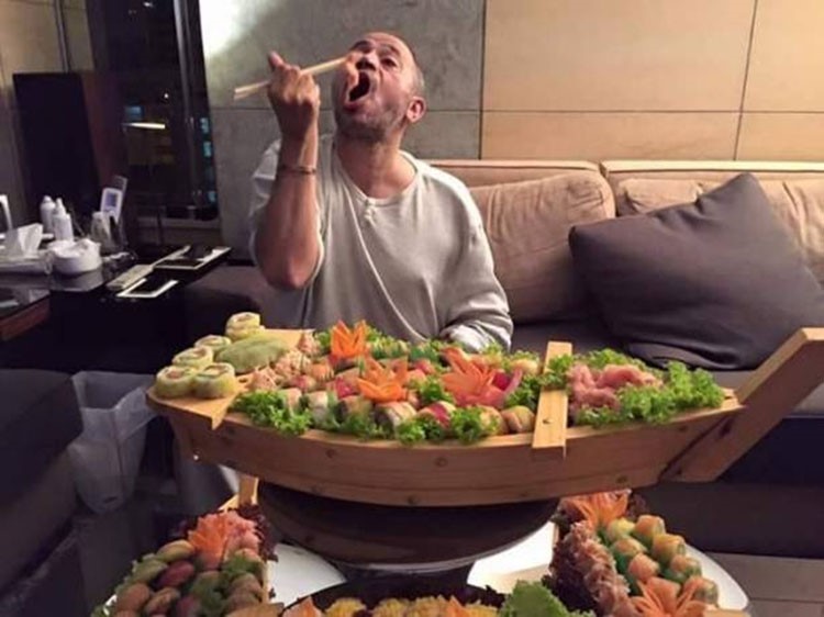 بالصور.. جورج وسوف تناول السوشي بشراهة... وهذا ما حصل!