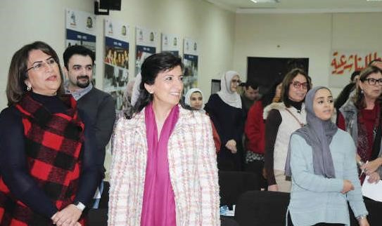 عدد من الحاضرات يتابعن الفعالية 