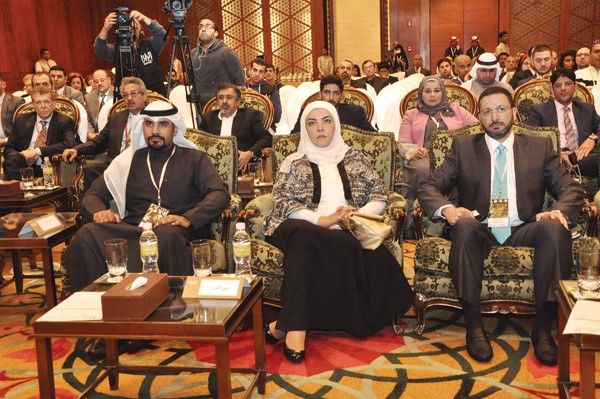 دهشام الخياط ومنى البدر في مقدمة الحضور احمد علي