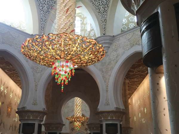 صحن مسجد الشيخ زايد زين بثريات متعددة