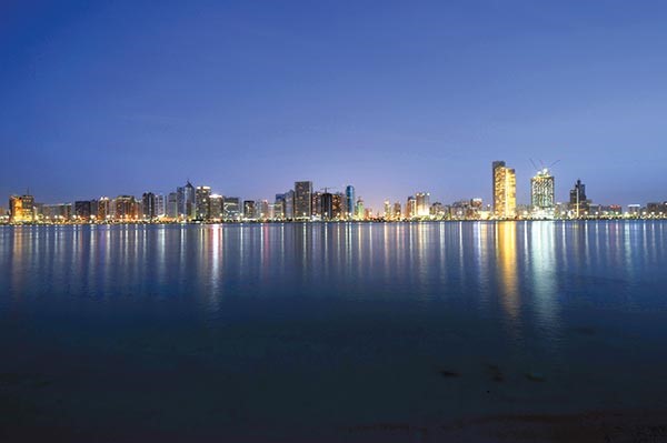 الواجهة البحرية وتبدو ابراج ابوظبي تتلالا مساء