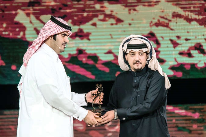 الفائز في فقرة الشطر للحلقة الاولى الحارث واعز من البحرين

