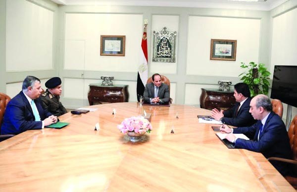 الرئيس عبدالفتاح السيسي مجتمعا بوزيري الدفاع والري ورئيس المخابرات العامة