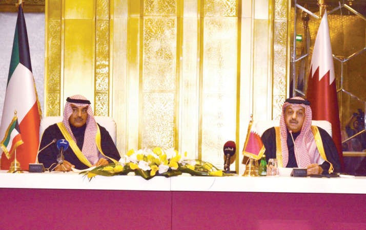 الشيخ صباح الخالد خلال المؤتمر الصحافي المشترك مع وزير الخارجية القطري دخالد بن محمد العطية 