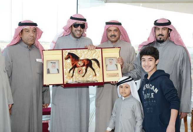 الشيخ ضاري الفهد يسلم المكرمة الاميرية للفائز بها ﻿