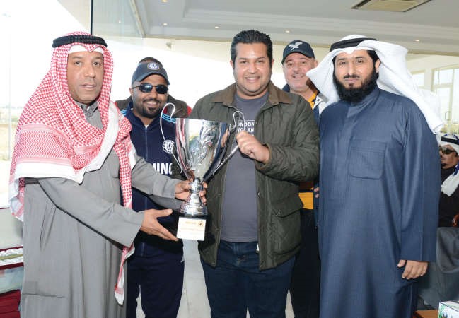 الشيخ عبدالله السلمان يتسلم الكاس من عبدالله فيروز ﻿