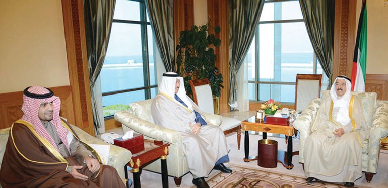 صاحب السمو الامير مستقبلا سمو رئيس الوزراء الشيخ جابر المبارك وانس الصالح 