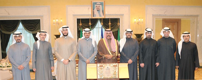 سمو ولي العهد الشيخ نواف الاحمد مستقبلا رؤساء واعضاء فروع الاتحادات الطلابية في الكويت واميركا والمملكة المتحدة ومصر